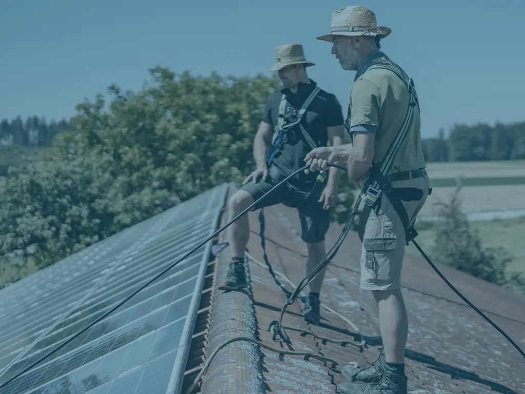 Zwei Solarreiniger Spezialisten reinigen eine PV-Anlage