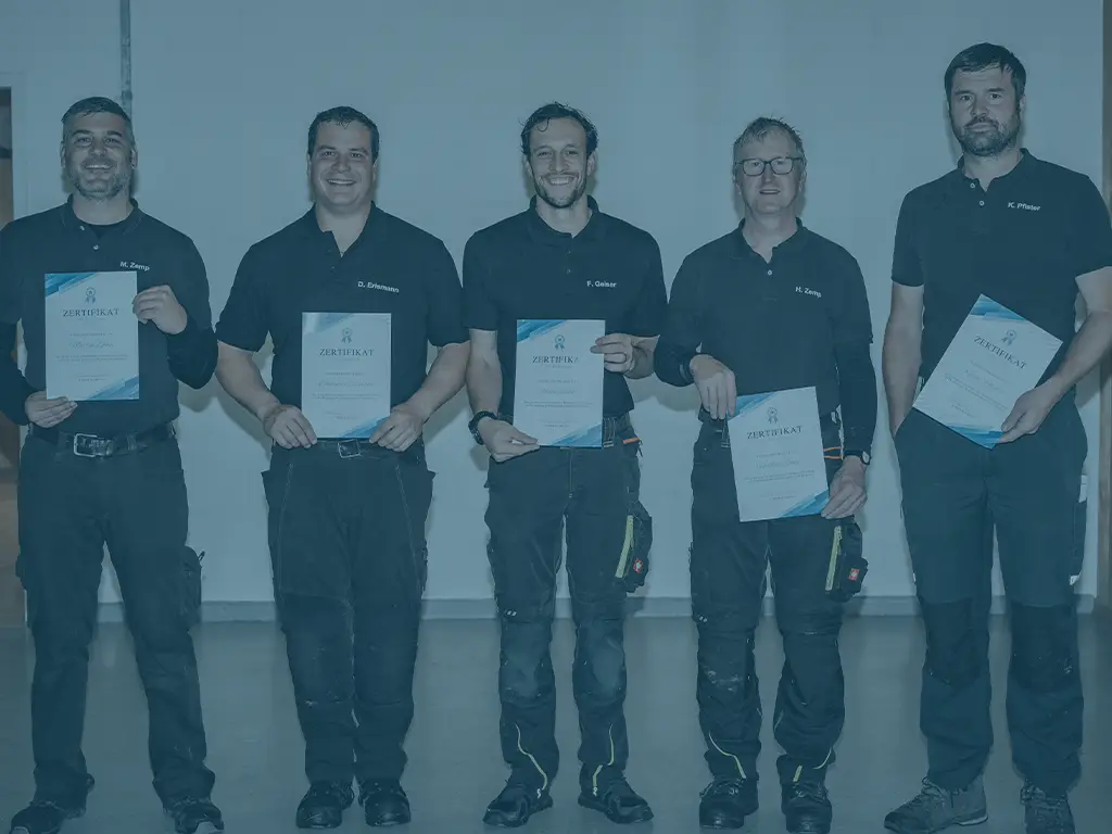 Teilnehmer einer Solarreiniger Schulung mit Ihren Zertifikaten